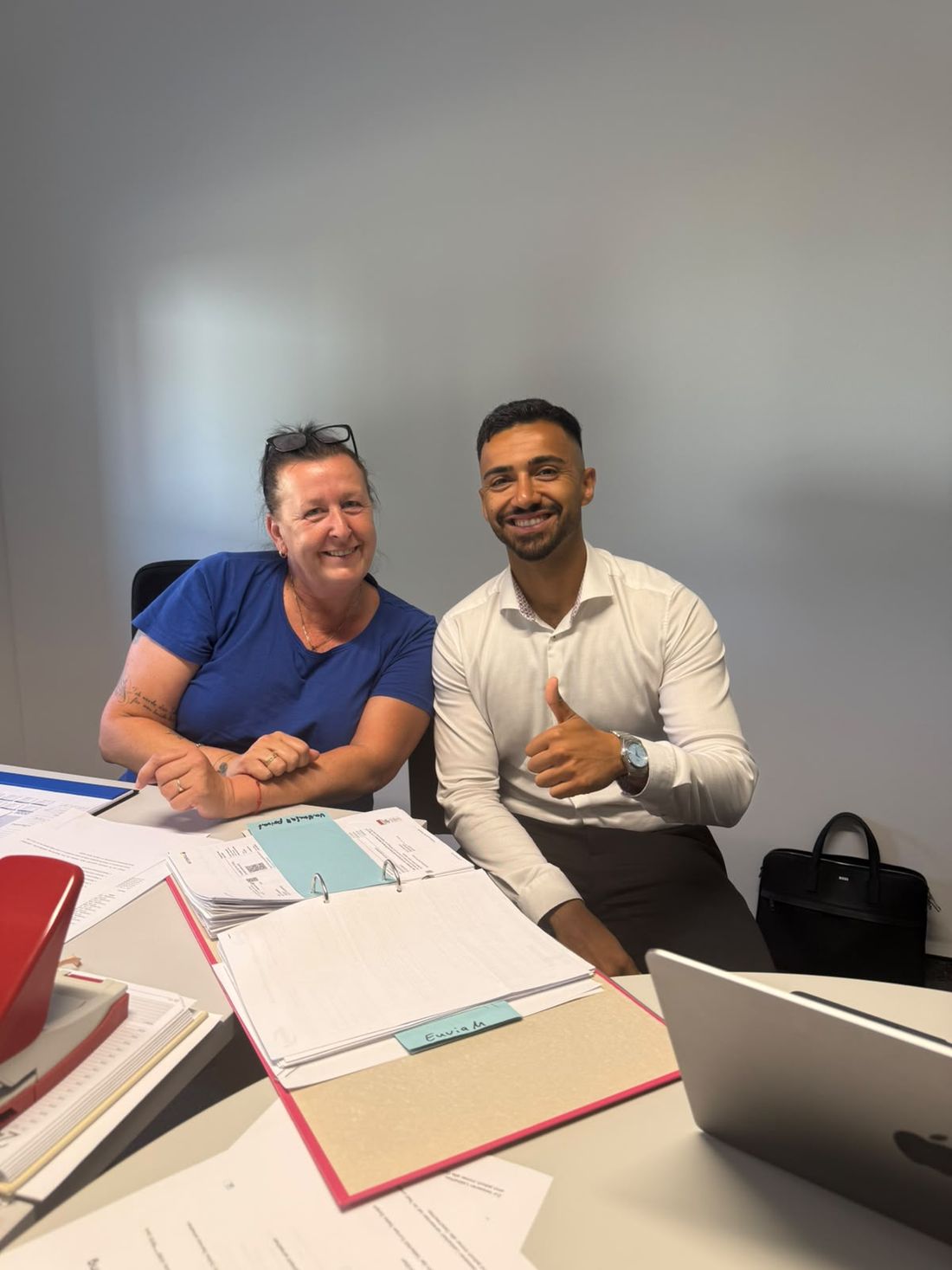 Omer Shersad mit einer Kundin der ESV Bau GmbH