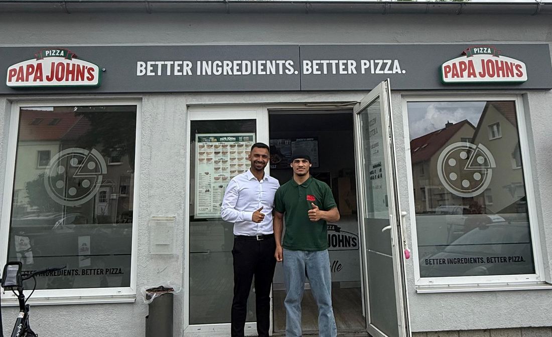 Omer Shersad vor der Papa John's Filiale