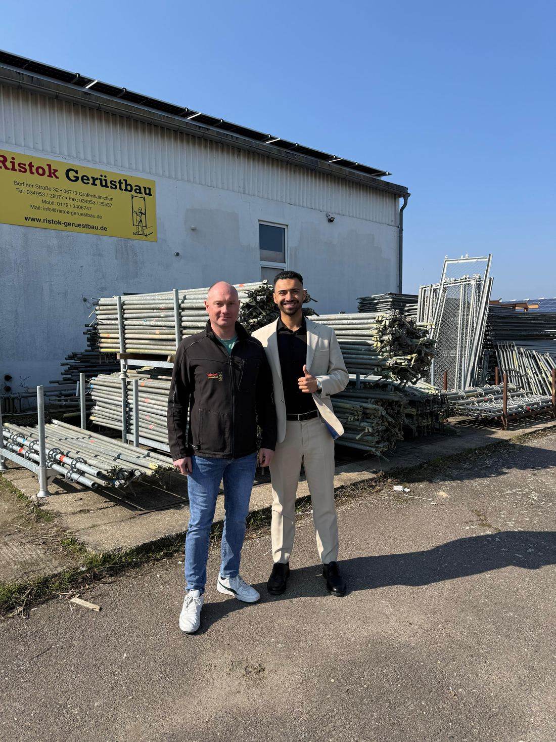 Omer Shersad vor der Gerüstbau Ristok GmbH
